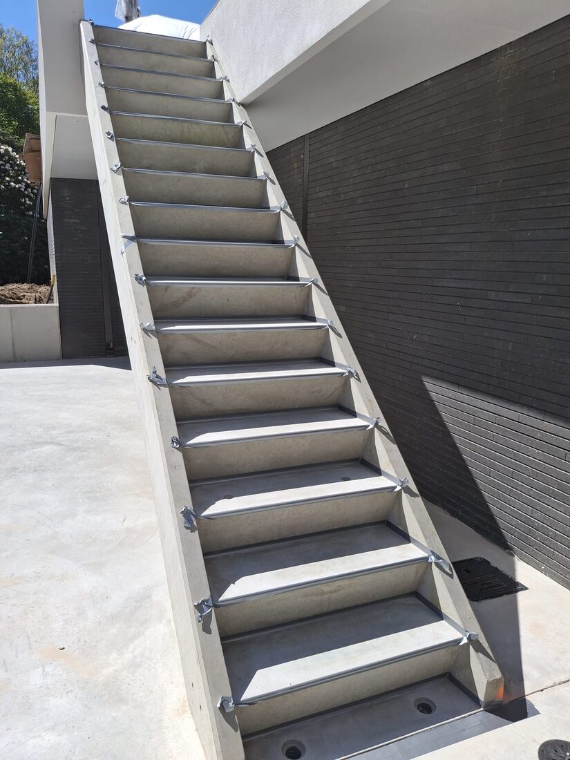 Antislip op een buitentrap in Nijverdal — werk van ART-WER